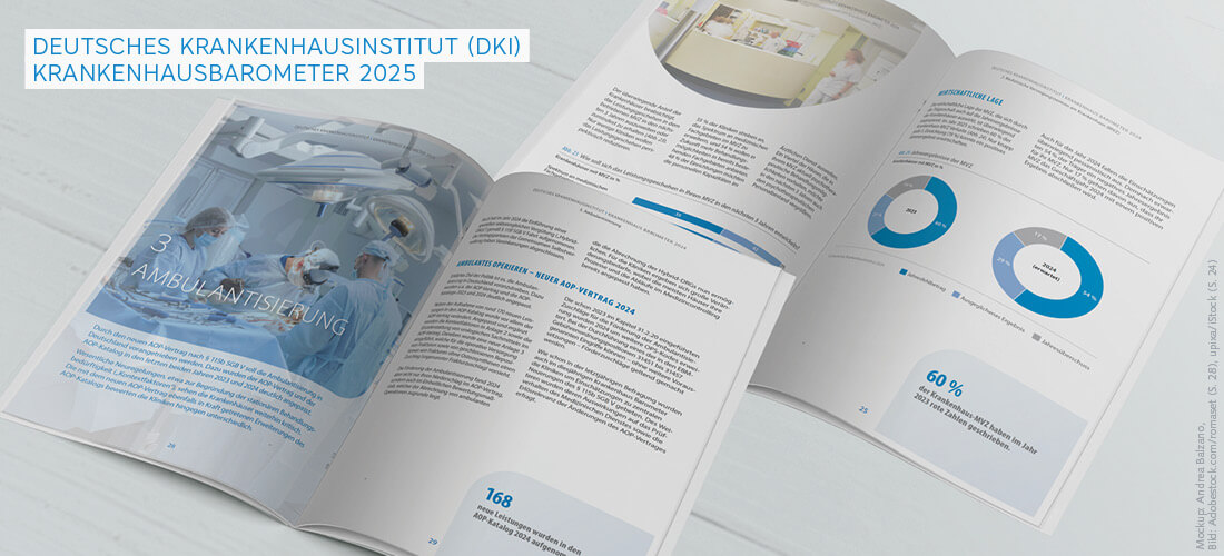 Aufgeschlagener, modern gestalteter Bericht mit dem Titel des Krankenhausbarometers 2025. Links ist ein großes Bild einer Operation im OP-Saal mit medizinischem Personal zu sehen. Die rechten Seiten enthalten Fließtexte, Diagramme und Kreisgrafiken in Blautönen, die statistische Auswertungen und Kennzahlen darstellen.