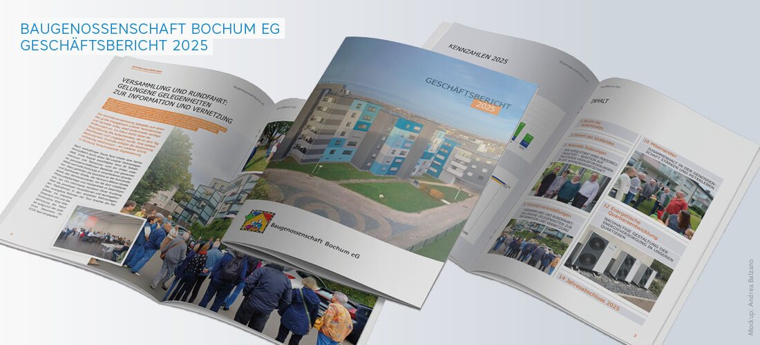 Aufgeschlagener, professionell gestalteter Geschäftsberichts 2025 einer Baugenossenschafft liegt fächerartig ausgebreitet. Zu sehen sind mehrere Seiten mit Fotos von Wohngebäuden, Diagrammen, Textabschnitten und Bildern von Veranstaltungen mit Menschen. Die Gestaltung ist klar strukturiert mit blauen und orangefarbenen Akzenten sowie Überschriften.