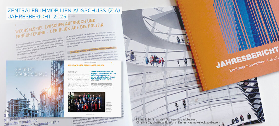 Aufgeschlagene Doppelseite eines Jahresberichts (ZIA) liegt neben einem orangefarbenen Cover mit der Aufschrift „Jahresbericht“. Die linke Seite zeigt einen Textartikel, ergänzt durch ein Foto einer Baustelle mit Kränen und ein Gruppenbild. Rechts ist eine großformatige Architekturfotografie eines modernen Gebäudes (Glaskuppel des Bundestags) zu sehen.